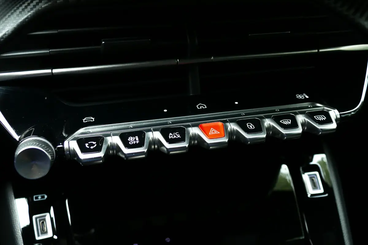 1.2 HYBRID 145PK GT AUTOMAAT / CAMERA V+A / FULL-LED / KEYLESS / 17"LMV / NAVI / CLIMA / PDC / BLUETOOTH / ADAPT. CRUISECONTROL / 1E EIGENAAR / SCHITTERENDE STAAT !!