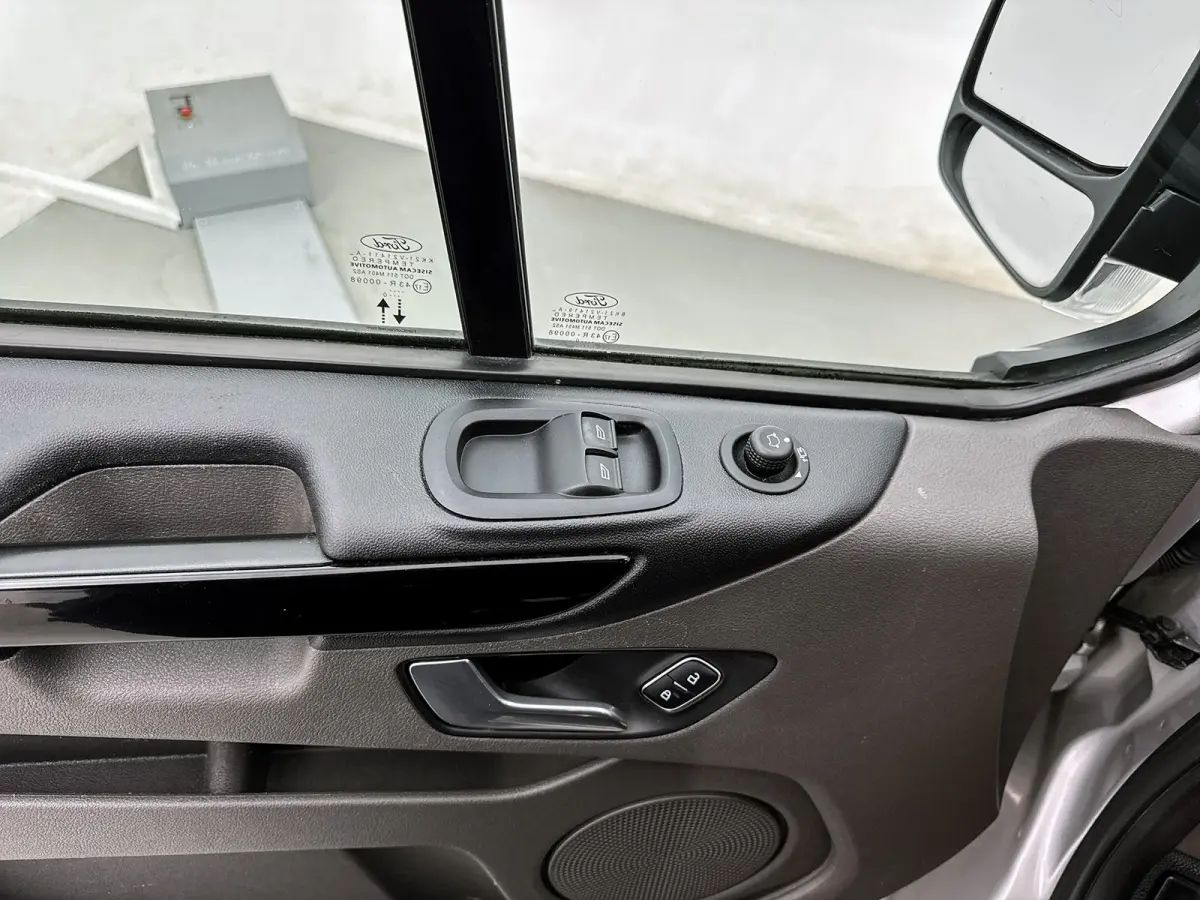 320 2.0 TDCI L1H1 Sport DC 185PK Navigatie Schuifdeur L+R Dubbele cabine Camera