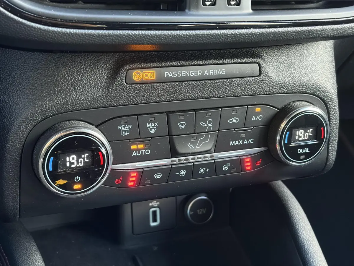 1.0 EcoBoost ST Line Business ✓2e Eigenaar✓Navi✓Camera✓Carplay✓Afn.Trekhaak✓125pk✓Keyless✓Stoelverw✓Stuurverw✓6 Bak✓Dealer Onderhouden✓17'' Lm velgen✓Pdc V+A✓N.A.