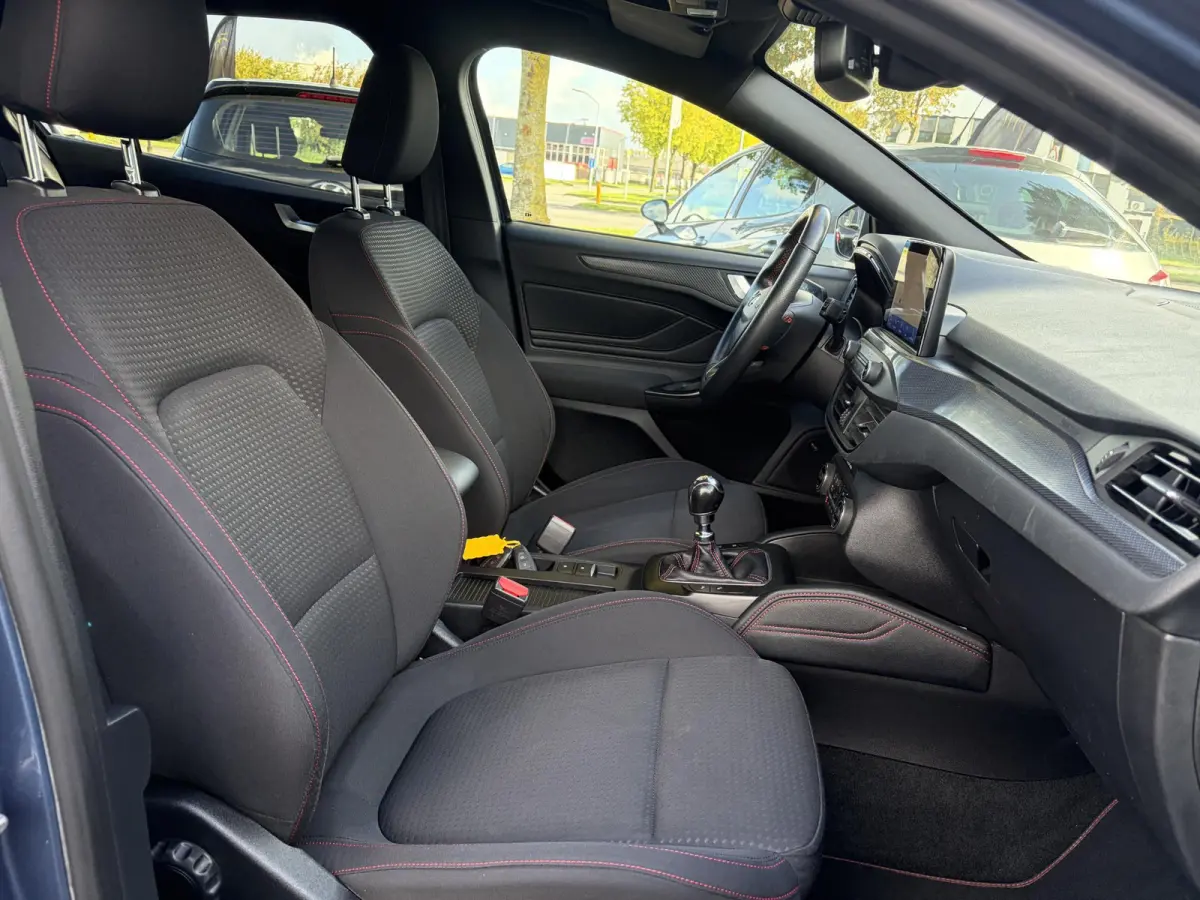 1.0 EcoBoost ST Line Business ✓2e Eigenaar✓Navi✓Camera✓Carplay✓Afn.Trekhaak✓125pk✓Keyless✓Stoelverw✓Stuurverw✓6 Bak✓Dealer Onderhouden✓17'' Lm velgen✓Pdc V+A✓N.A.