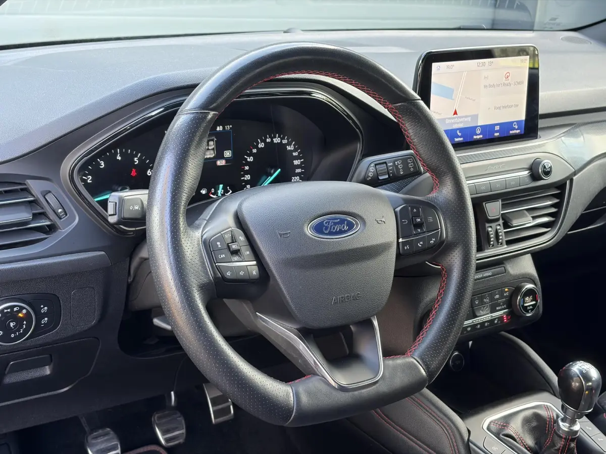 1.0 EcoBoost ST Line Business ✓2e Eigenaar✓Navi✓Camera✓Carplay✓Afn.Trekhaak✓125pk✓Keyless✓Stoelverw✓Stuurverw✓6 Bak✓Dealer Onderhouden✓17'' Lm velgen✓Pdc V+A✓N.A.