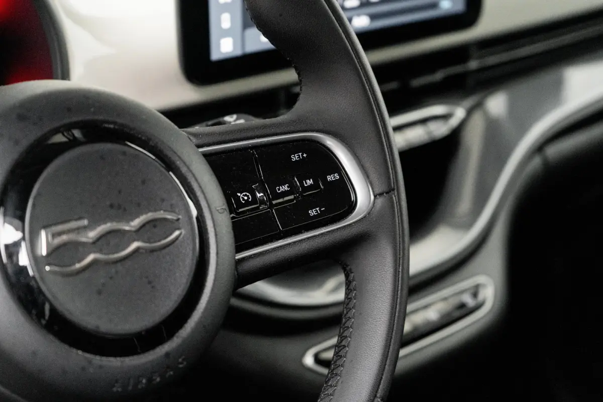 Icon GROTE ACCU! | Carplay | Clima | Cruise | Lichtmetaal | | 6 Luidspreker | Aandrijfslipregeling (ASR) | Aansluiting (12V-aansluiting) in Bagage-/laadruimte