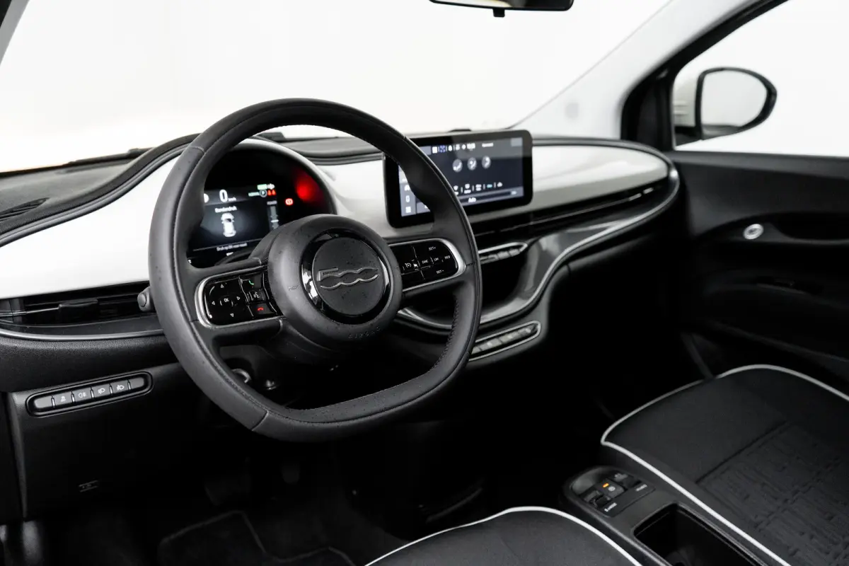 Icon GROTE ACCU! | Carplay | Clima | Cruise | Lichtmetaal | | 6 Luidspreker | Aandrijfslipregeling (ASR) | Aansluiting (12V-aansluiting) in Bagage-/laadruimte