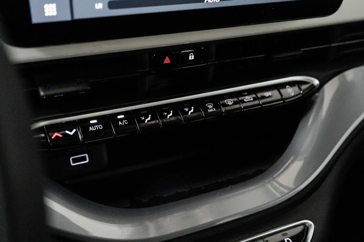 Icon GROTE ACCU! | Carplay | Clima | Cruise | Lichtmetaal | | 6 Luidspreker | Aandrijfslipregeling (ASR) | Aansluiting (12V-aansluiting) in Bagage-/laadruimte