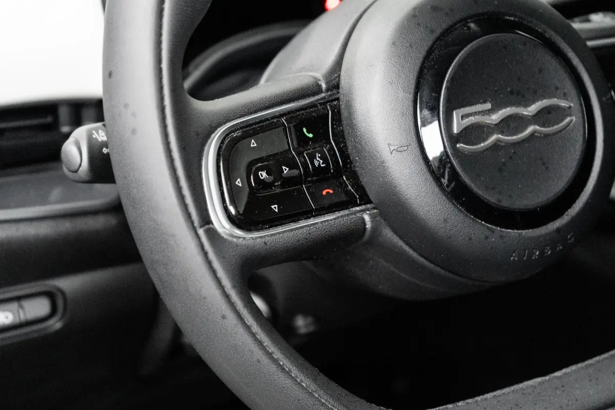Icon GROTE ACCU! | Carplay | Clima | Cruise | Lichtmetaal | | 6 Luidspreker | Aandrijfslipregeling (ASR) | Aansluiting (12V-aansluiting) in Bagage-/laadruimte