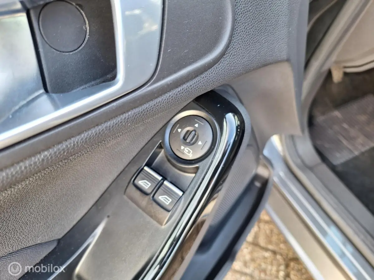 1.0 ECOBOOST TITANIUM • Cruise Control •