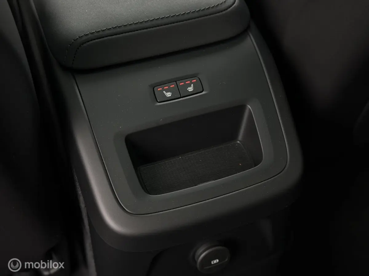 2.0 T8 Plug-in hybrid AWD Ultra Black Pano