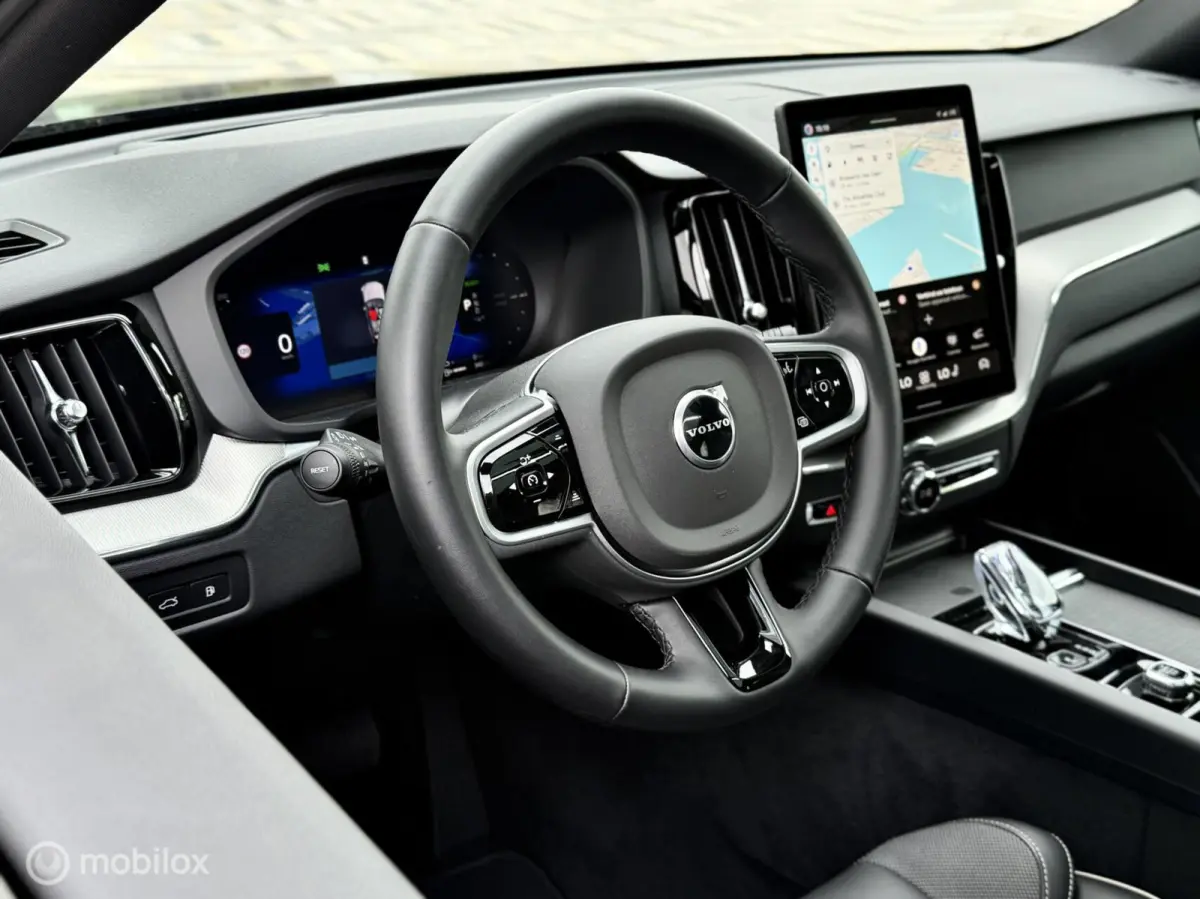 2.0 T8 Plug-in hybrid AWD Ultra Black Pano