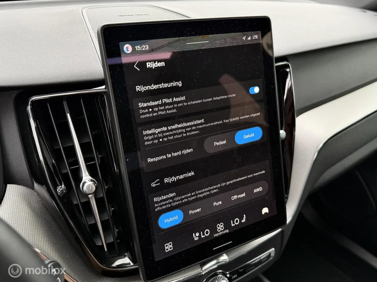 2.0 T8 Plug-in hybrid AWD Ultra Black Pano