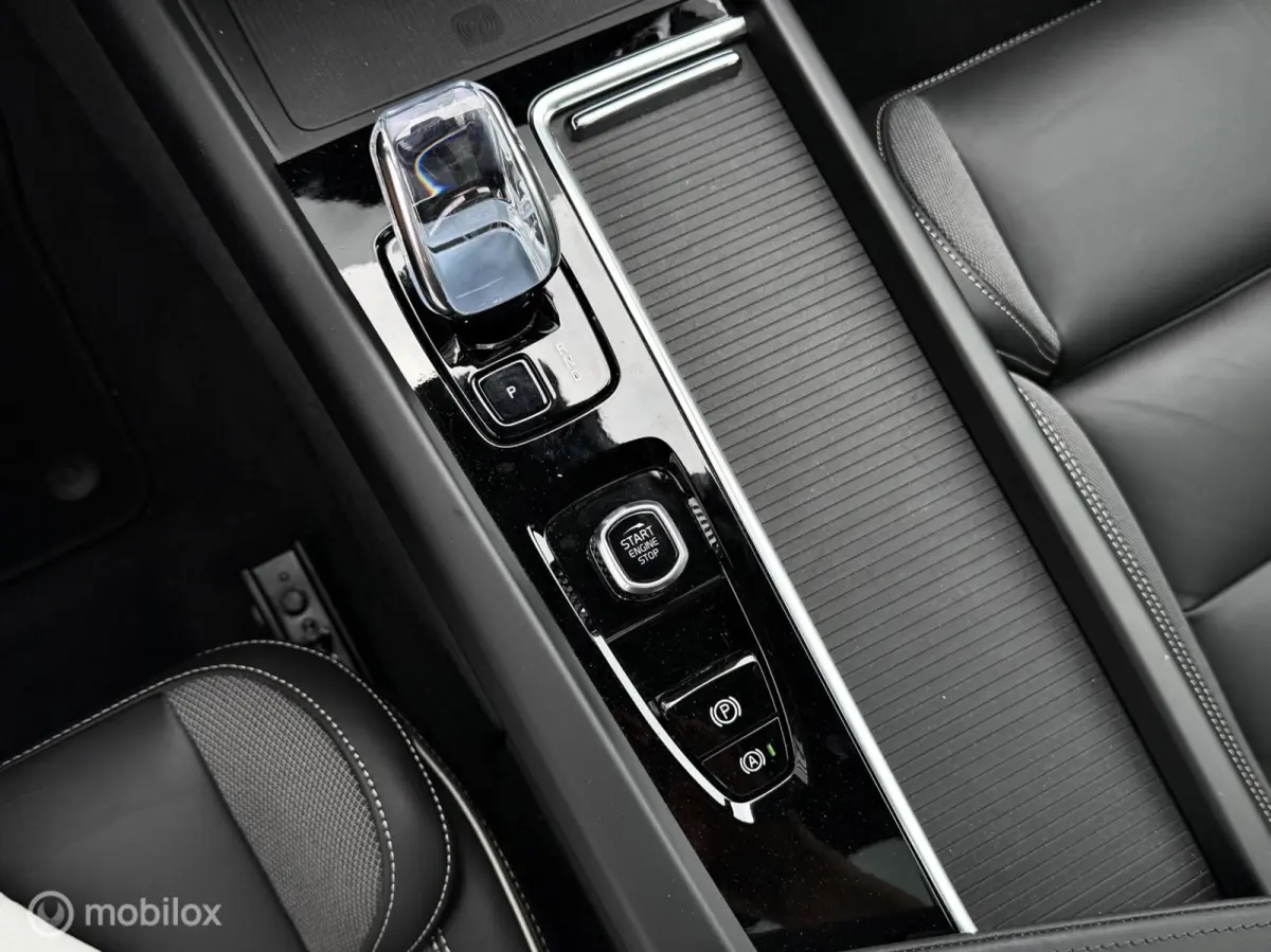 2.0 T8 Plug-in hybrid AWD Ultra Black Pano