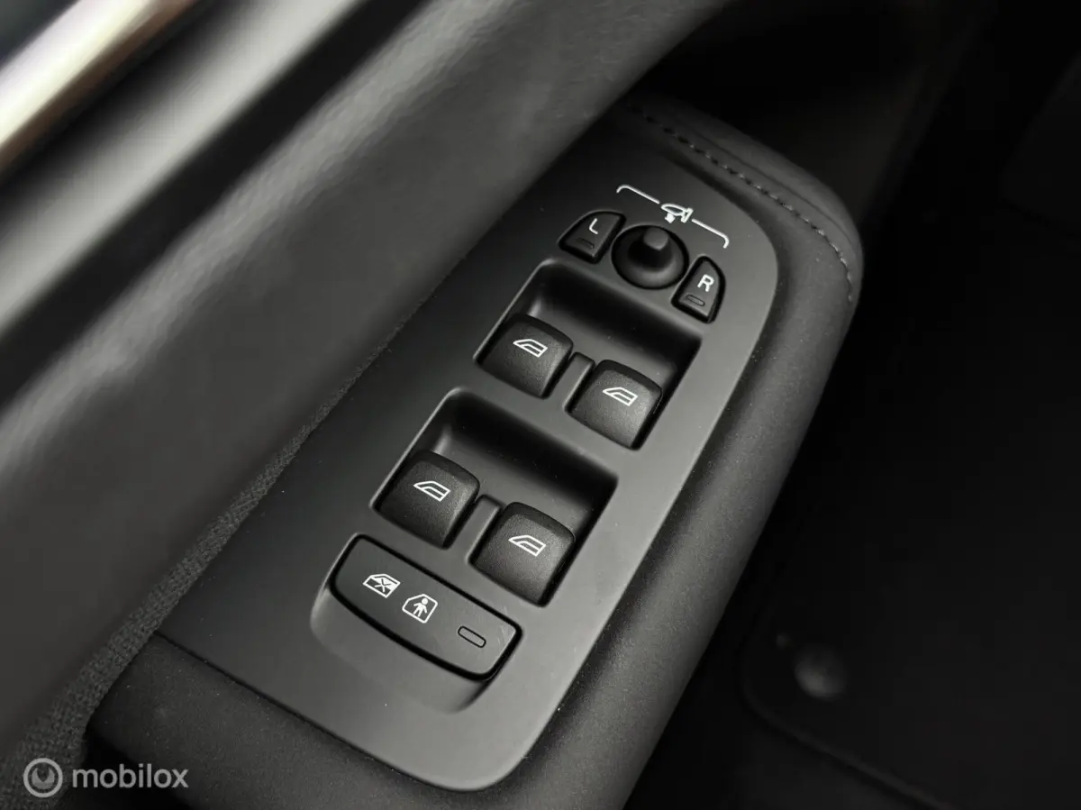 2.0 T8 Plug-in hybrid AWD Ultra Black Pano