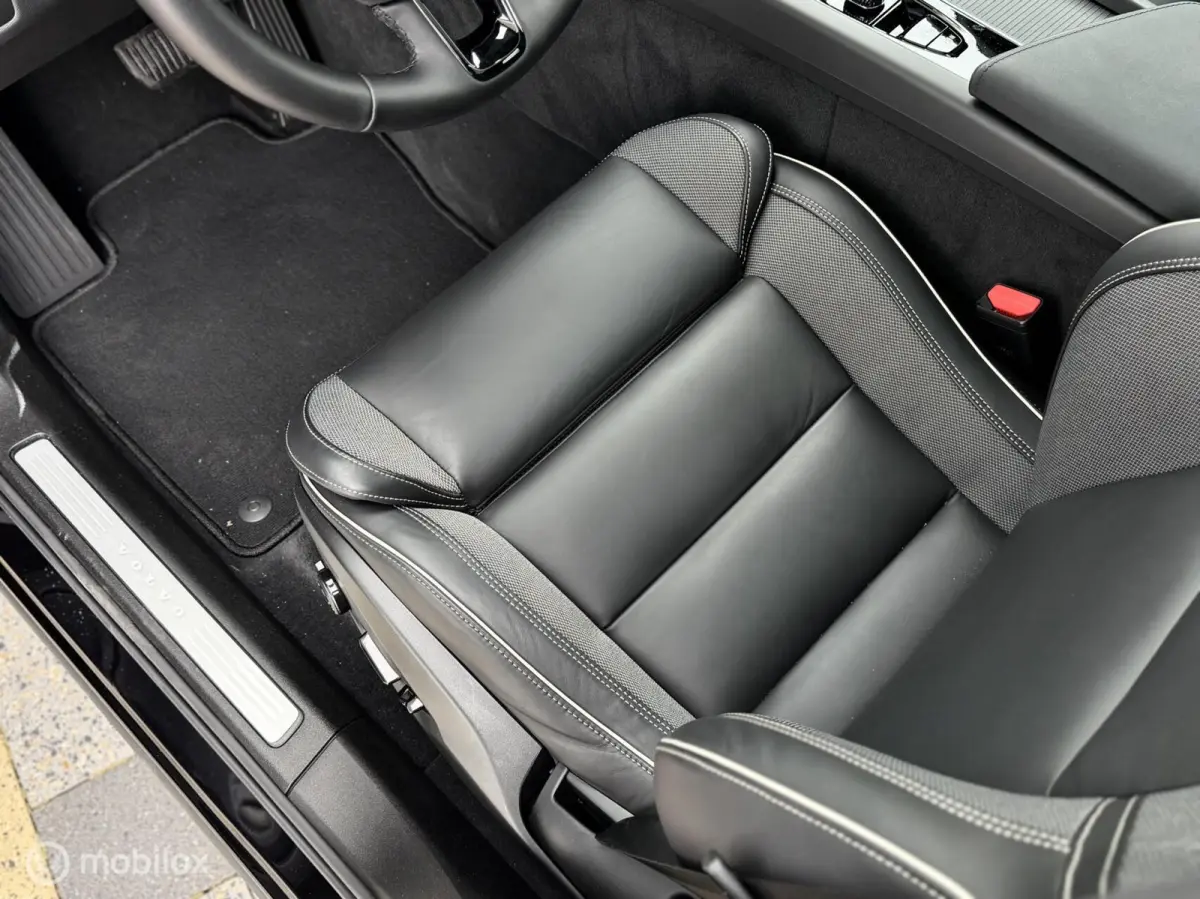 2.0 T8 Plug-in hybrid AWD Ultra Black Pano