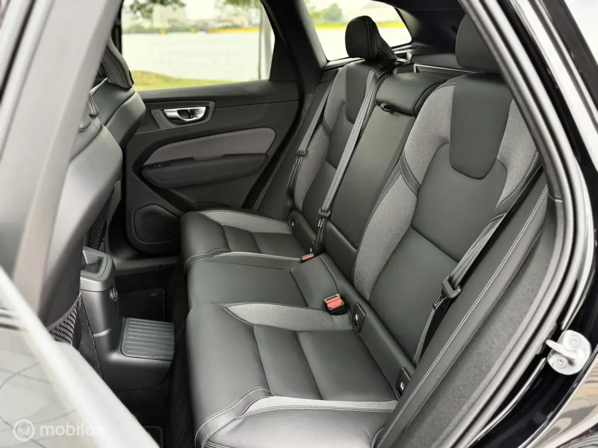 2.0 T8 Plug-in hybrid AWD Ultra Black Pano