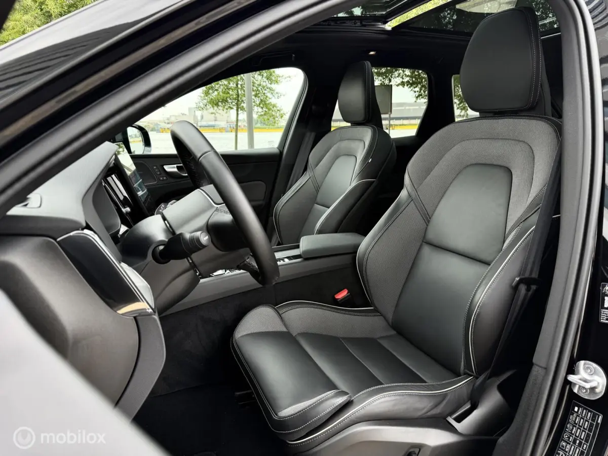 2.0 T8 Plug-in hybrid AWD Ultra Black Pano
