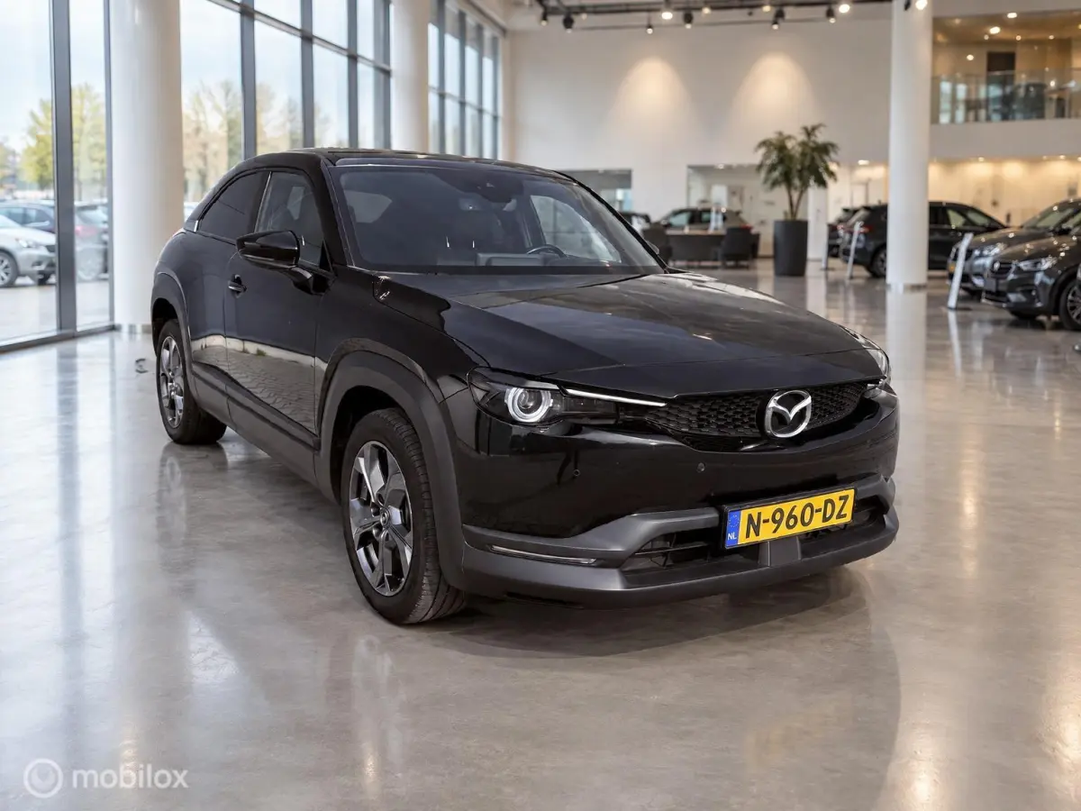 e-SkyActiv 145 | SOH 93% | ACCUGARANTIE | HUD | STOEL- & STUURVERWARMING | ADAPTIVE CRUISE | CAMERA | KEYLESS