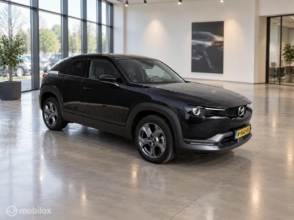 e-SkyActiv 145 | SOH 93% | ACCUGARANTIE | HUD | STOEL- & STUURVERWARMING | ADAPTIVE CRUISE | CAMERA | KEYLESS