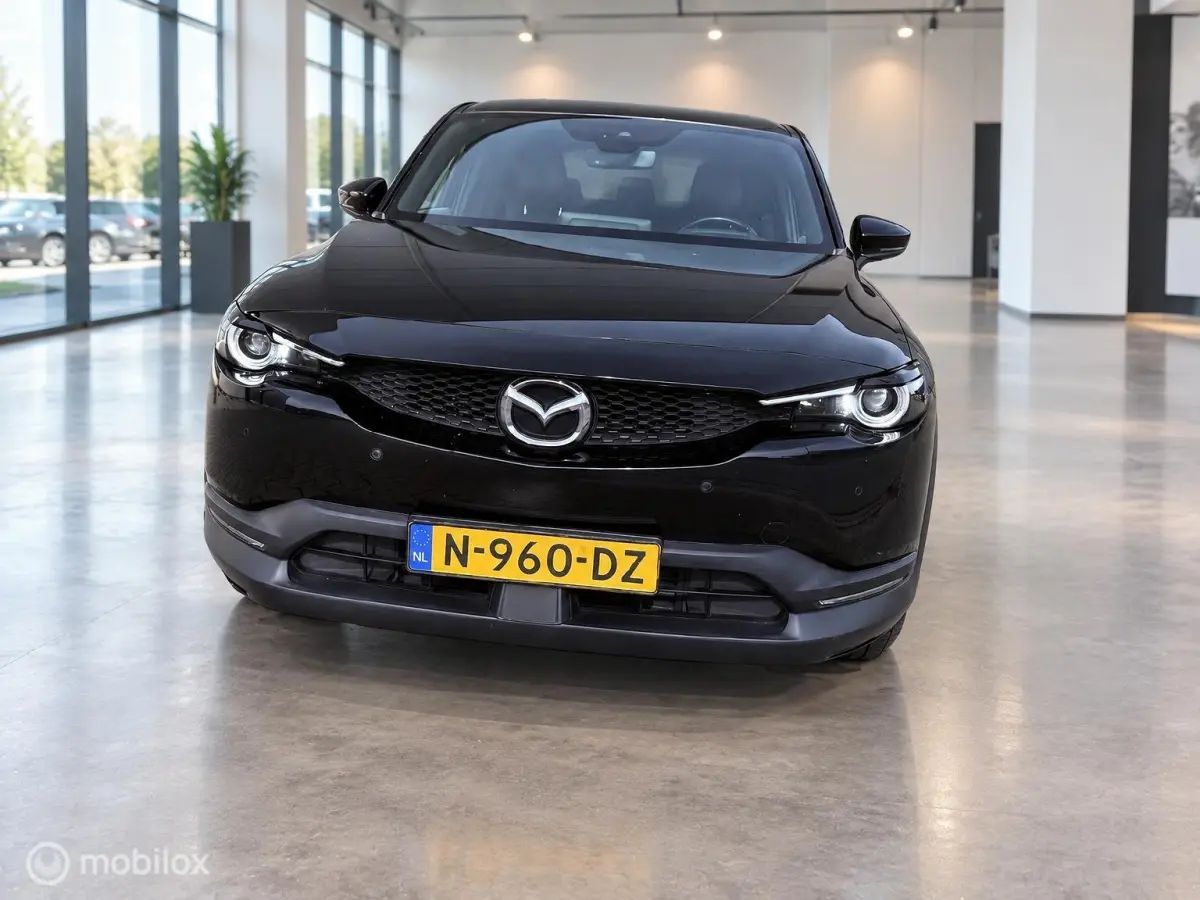 e-SkyActiv 145 | SOH 93% | ACCUGARANTIE | HUD | STOEL- & STUURVERWARMING | ADAPTIVE CRUISE | CAMERA | KEYLESS