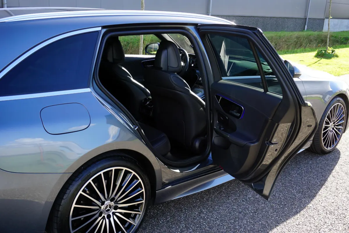 300 AMG Line in nieuwstaat |BTW |Digital Light |Burmester geluid |Panoramadak |Selenietgrijs |19" AMG velgen |1e eigenaar |258 pk |Camera |Cruise |Navi