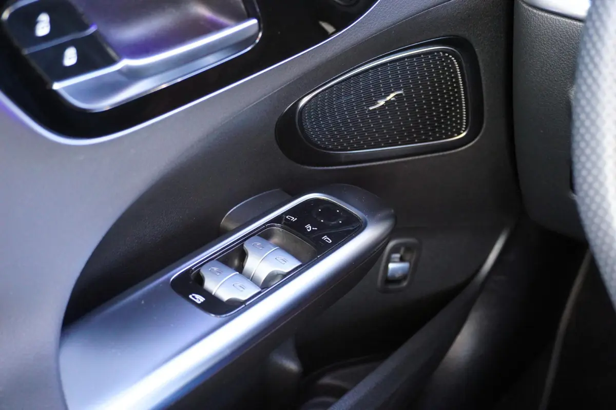 300 AMG Line in nieuwstaat |BTW |Digital Light |Burmester geluid |Panoramadak |Selenietgrijs |19" AMG velgen |1e eigenaar |258 pk |Camera |Cruise |Navi