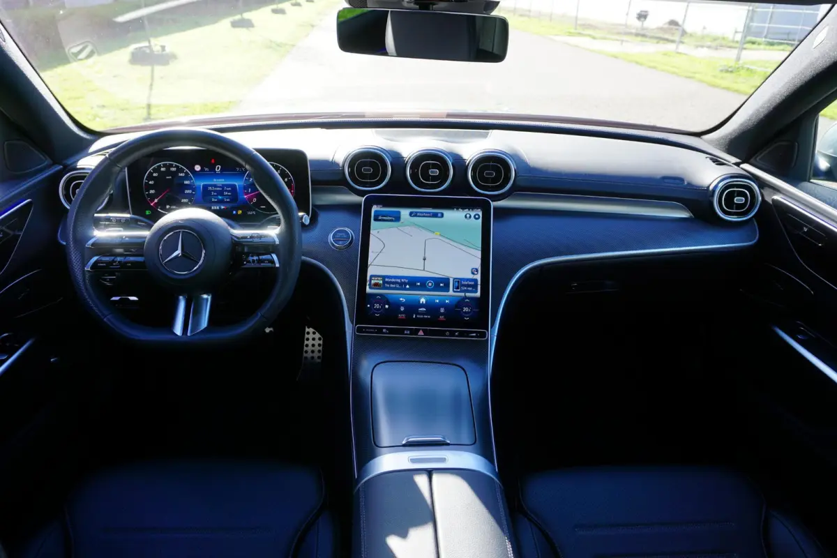 300 AMG Line in nieuwstaat |BTW |Digital Light |Burmester geluid |Panoramadak |Selenietgrijs |19" AMG velgen |1e eigenaar |258 pk |Camera |Cruise |Navi