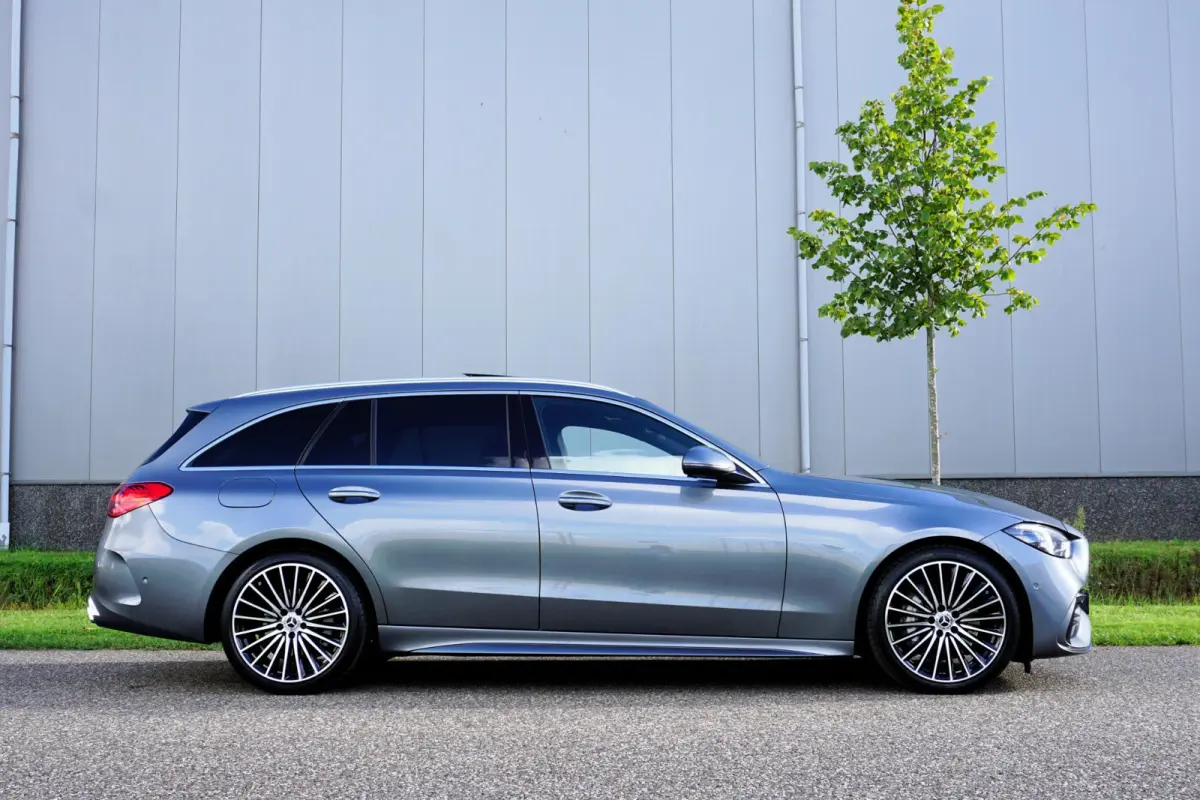 300 AMG Line in nieuwstaat |BTW |Digital Light |Burmester geluid |Panoramadak |Selenietgrijs |19" AMG velgen |1e eigenaar |258 pk |Camera |Cruise |Navi