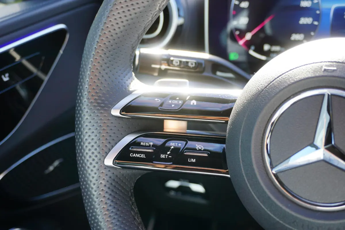 300 AMG Line in nieuwstaat |BTW |Digital Light |Burmester geluid |Panoramadak |Selenietgrijs |19" AMG velgen |1e eigenaar |258 pk |Camera |Cruise |Navi