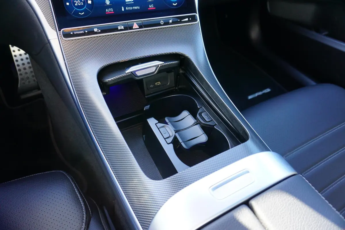 300 AMG Line in nieuwstaat |BTW |Digital Light |Burmester geluid |Panoramadak |Selenietgrijs |19" AMG velgen |1e eigenaar |258 pk |Camera |Cruise |Navi