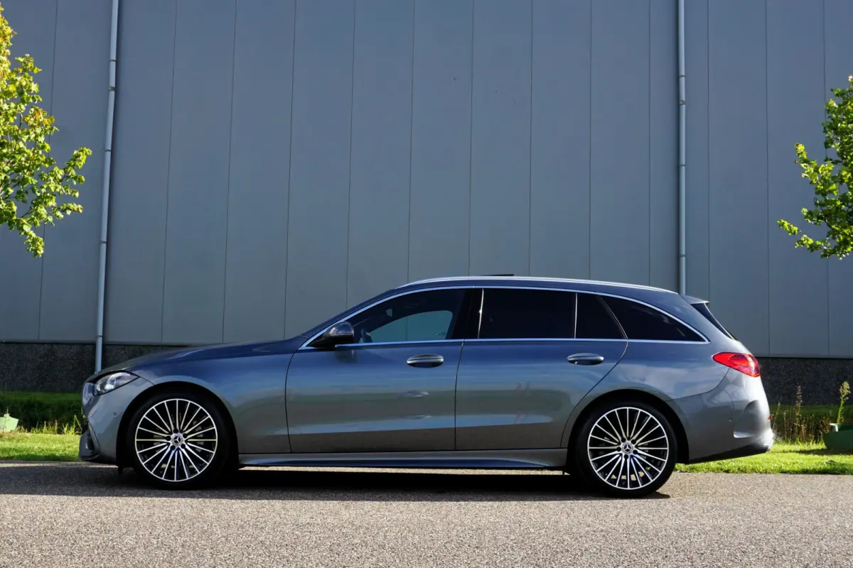 300 AMG Line in nieuwstaat |BTW |Digital Light |Burmester geluid |Panoramadak |Selenietgrijs |19" AMG velgen |1e eigenaar |258 pk |Camera |Cruise |Navi
