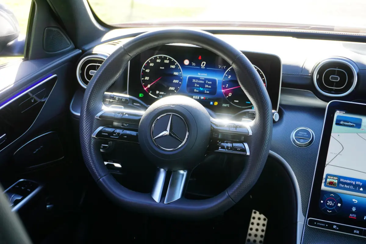 300 AMG Line in nieuwstaat |BTW |Digital Light |Burmester geluid |Panoramadak |Selenietgrijs |19" AMG velgen |1e eigenaar |258 pk |Camera |Cruise |Navi