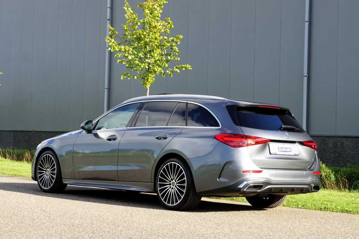 300 AMG Line in nieuwstaat |BTW |Digital Light |Burmester geluid |Panoramadak |Selenietgrijs |19" AMG velgen |1e eigenaar |258 pk |Camera |Cruise |Navi