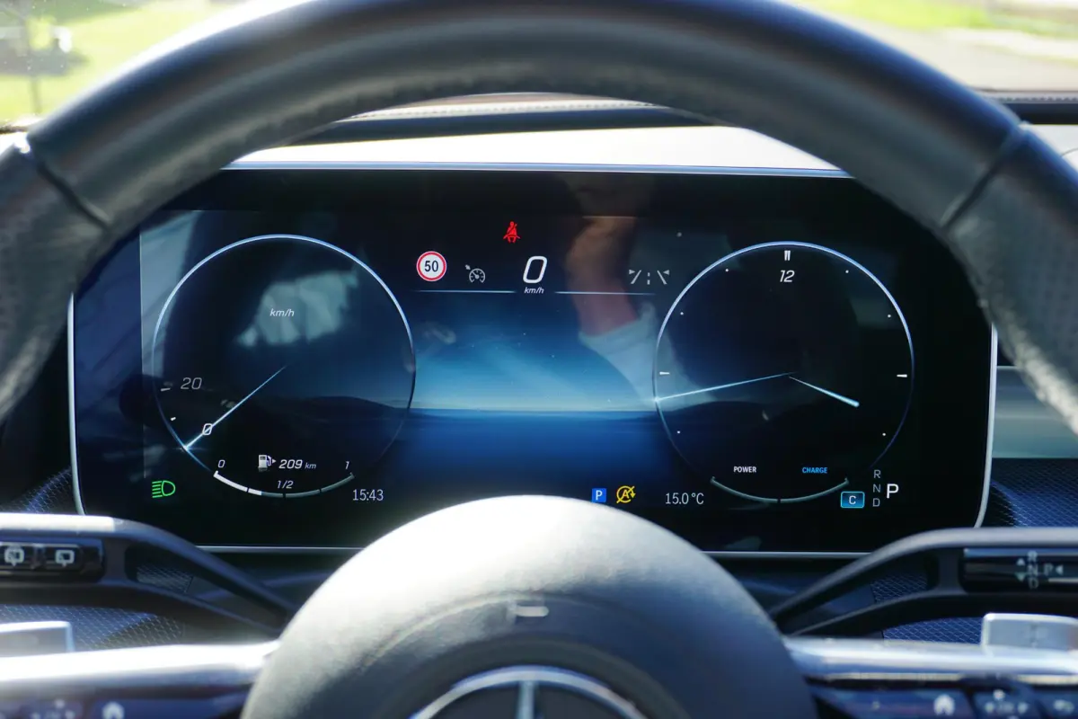 300 AMG Line in nieuwstaat |BTW |Digital Light |Burmester geluid |Panoramadak |Selenietgrijs |19" AMG velgen |1e eigenaar |258 pk |Camera |Cruise |Navi