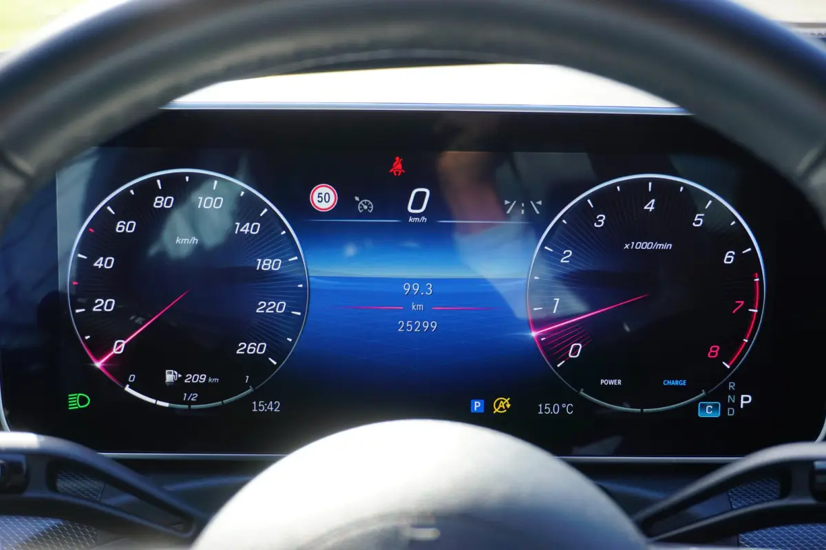 300 AMG Line in nieuwstaat |BTW |Digital Light |Burmester geluid |Panoramadak |Selenietgrijs |19" AMG velgen |1e eigenaar |258 pk |Camera |Cruise |Navi