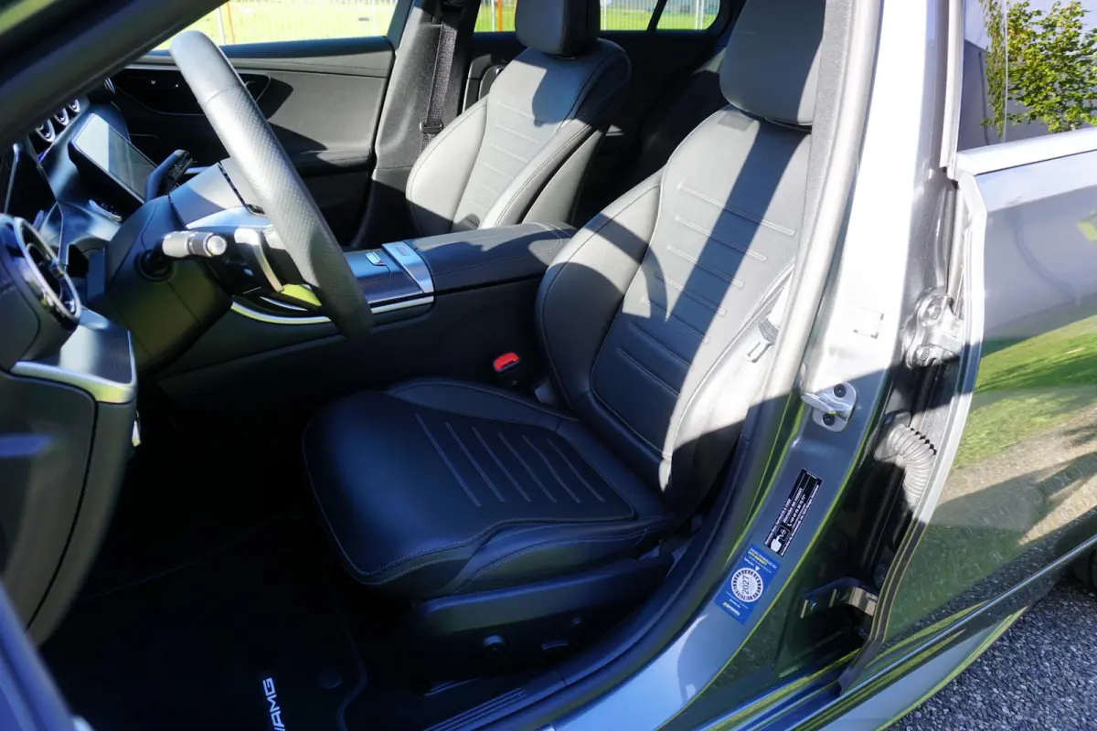 300 AMG Line in nieuwstaat |BTW |Digital Light |Burmester geluid |Panoramadak |Selenietgrijs |19" AMG velgen |1e eigenaar |258 pk |Camera |Cruise |Navi
