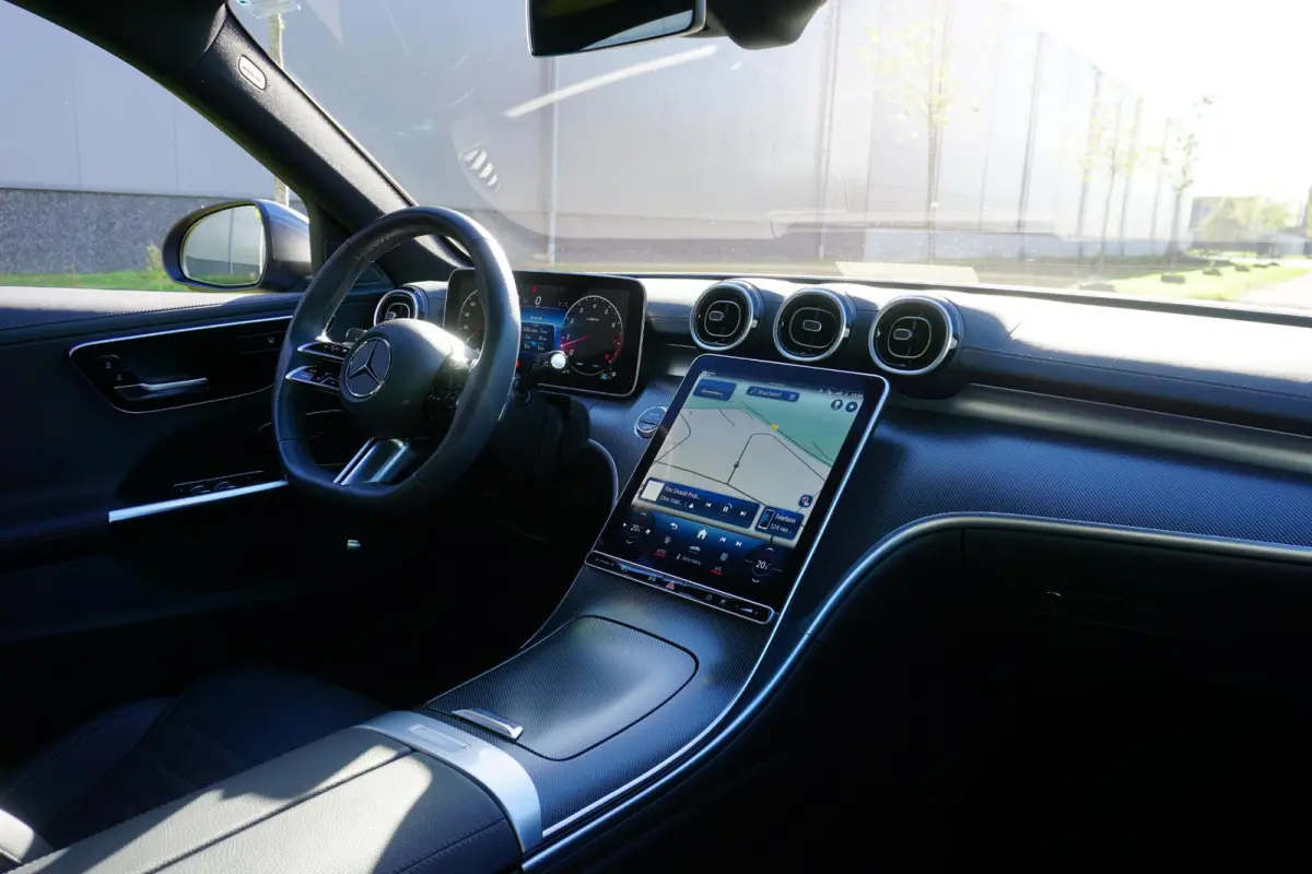 300 AMG Line in nieuwstaat |BTW |Digital Light |Burmester geluid |Panoramadak |Selenietgrijs |19" AMG velgen |1e eigenaar |258 pk |Camera |Cruise |Navi