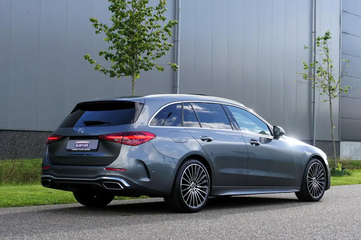 300 AMG Line in nieuwstaat |BTW |Digital Light |Burmester geluid |Panoramadak |Selenietgrijs |19" AMG velgen |1e eigenaar |258 pk |Camera |Cruise |Navi