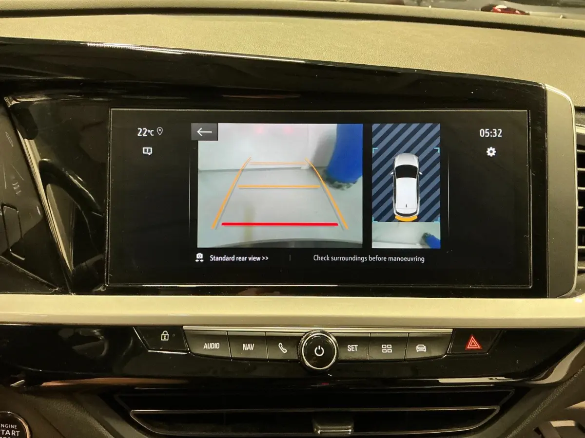 1.2 Turbo Business Elegance Stuur & Stoelverwarming | Camera | Parkeersensoren Rondom | AGR-Stoelen | Digitaal Dashboard | Camera | Achteruitrijcamera | Afwijkende dakkleur | Comfortstoel(en