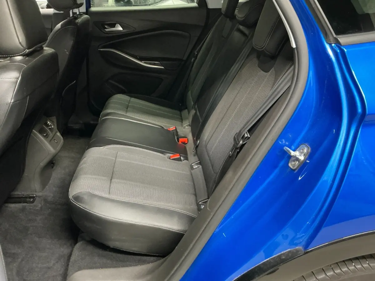 1.2 Turbo Business Elegance Stuur & Stoelverwarming | Camera | Parkeersensoren Rondom | AGR-Stoelen | Digitaal Dashboard | Camera | Achteruitrijcamera | Afwijkende dakkleur | Comfortstoel(en