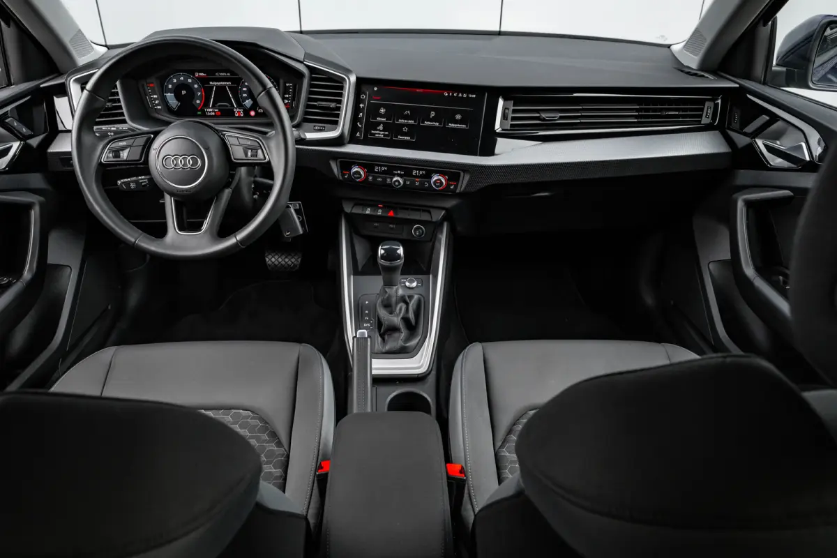 25 TFSI S edition 96 PK | Dodehoek detectie | Stoelverwarming | Adaptief Cruise Control | Privacy Glas