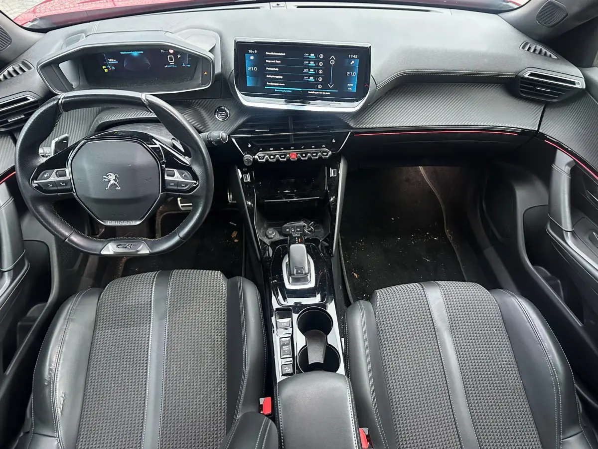 1.2 PureTech GT Stoelverwarming | Camera | Parkeersensoren Rondom | Carplay | Digitaal Dashboard | Climate | Cruise | Achteruitrijcamera | Afwijkende dakkleur | Airco (automatisch)