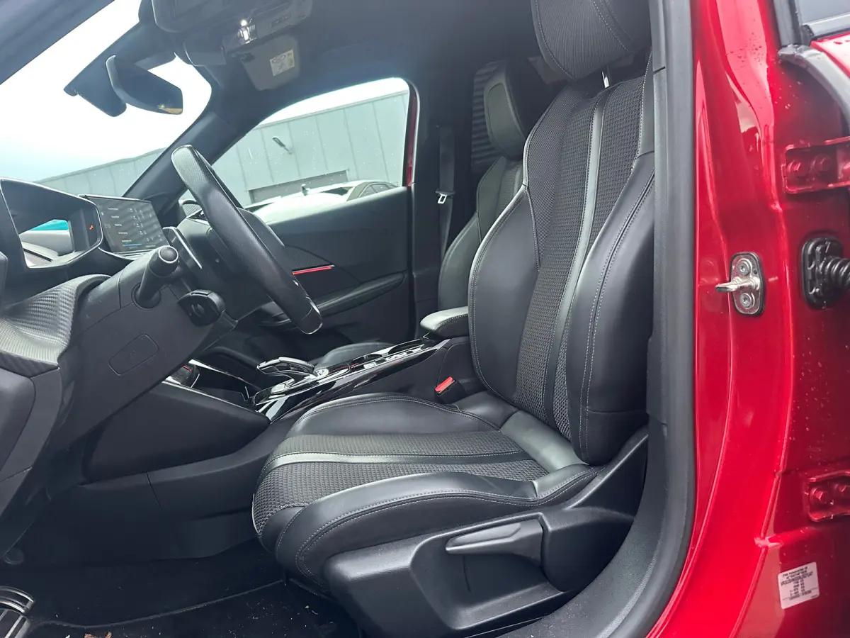 1.2 PureTech GT Stoelverwarming | Camera | Parkeersensoren Rondom | Carplay | Digitaal Dashboard | Climate | Cruise | Achteruitrijcamera | Afwijkende dakkleur | Airco (automatisch)