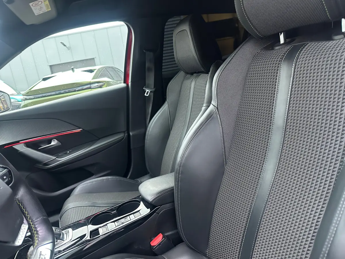 1.2 PureTech GT Stoelverwarming | Camera | Parkeersensoren Rondom | Carplay | Digitaal Dashboard | Climate | Cruise | Achteruitrijcamera | Afwijkende dakkleur | Airco (automatisch)