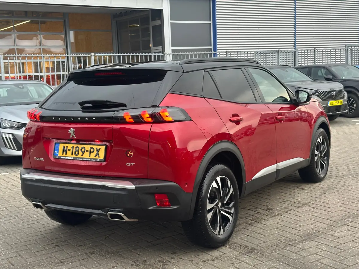 1.2 PureTech GT Stoelverwarming | Camera | Parkeersensoren Rondom | Carplay | Digitaal Dashboard | Climate | Cruise | Achteruitrijcamera | Afwijkende dakkleur | Airco (automatisch)