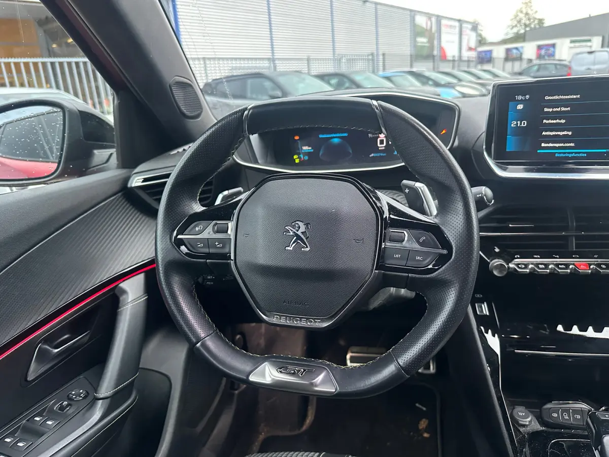 1.2 PureTech GT Stoelverwarming | Camera | Parkeersensoren Rondom | Carplay | Digitaal Dashboard | Climate | Cruise | Achteruitrijcamera | Afwijkende dakkleur | Airco (automatisch)