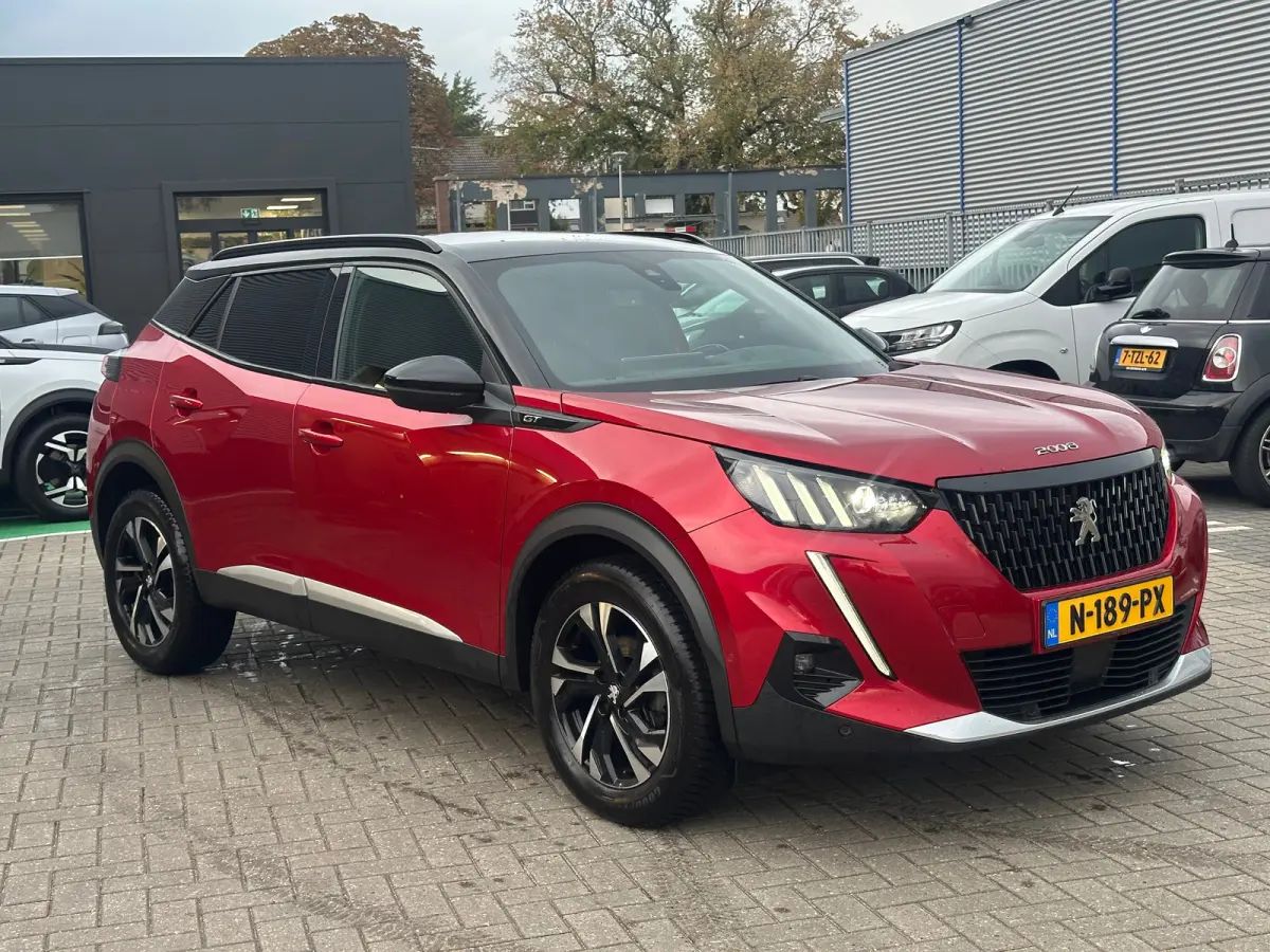 1.2 PureTech GT Stoelverwarming | Camera | Parkeersensoren Rondom | Carplay | Digitaal Dashboard | Climate | Cruise | Achteruitrijcamera | Afwijkende dakkleur | Airco (automatisch)