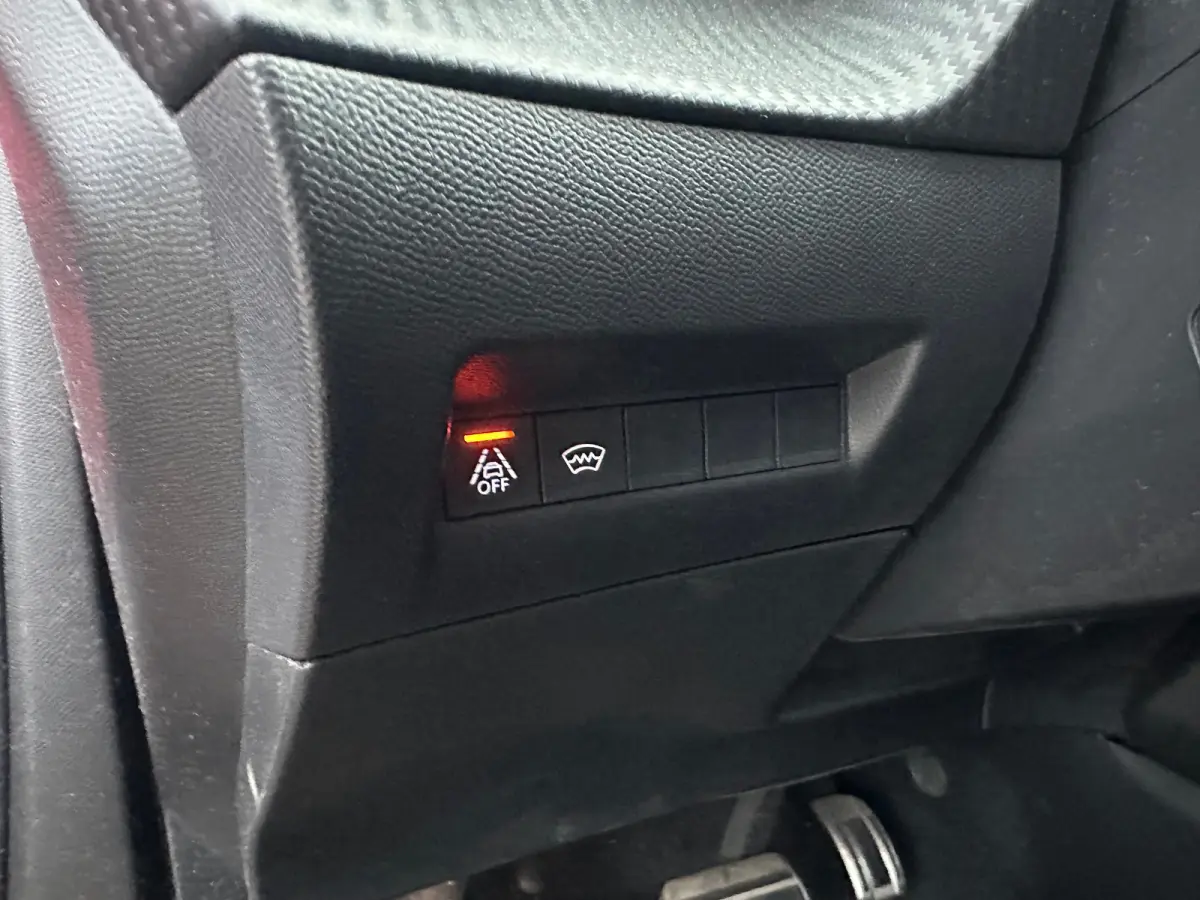 1.2 PureTech GT Stoelverwarming | Camera | Parkeersensoren Rondom | Carplay | Digitaal Dashboard | Climate | Cruise | Achteruitrijcamera | Afwijkende dakkleur | Airco (automatisch)