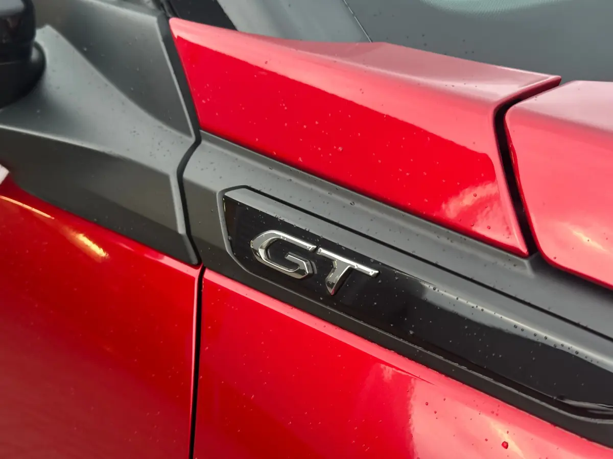 1.2 PureTech GT Stoelverwarming | Camera | Parkeersensoren Rondom | Carplay | Digitaal Dashboard | Climate | Cruise | Achteruitrijcamera | Afwijkende dakkleur | Airco (automatisch)