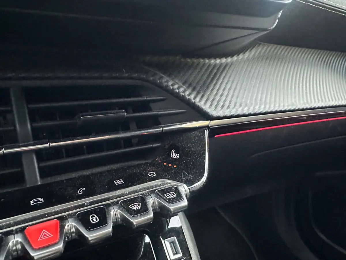 1.2 PureTech GT Stoelverwarming | Camera | Parkeersensoren Rondom | Carplay | Digitaal Dashboard | Climate | Cruise | Achteruitrijcamera | Afwijkende dakkleur | Airco (automatisch)