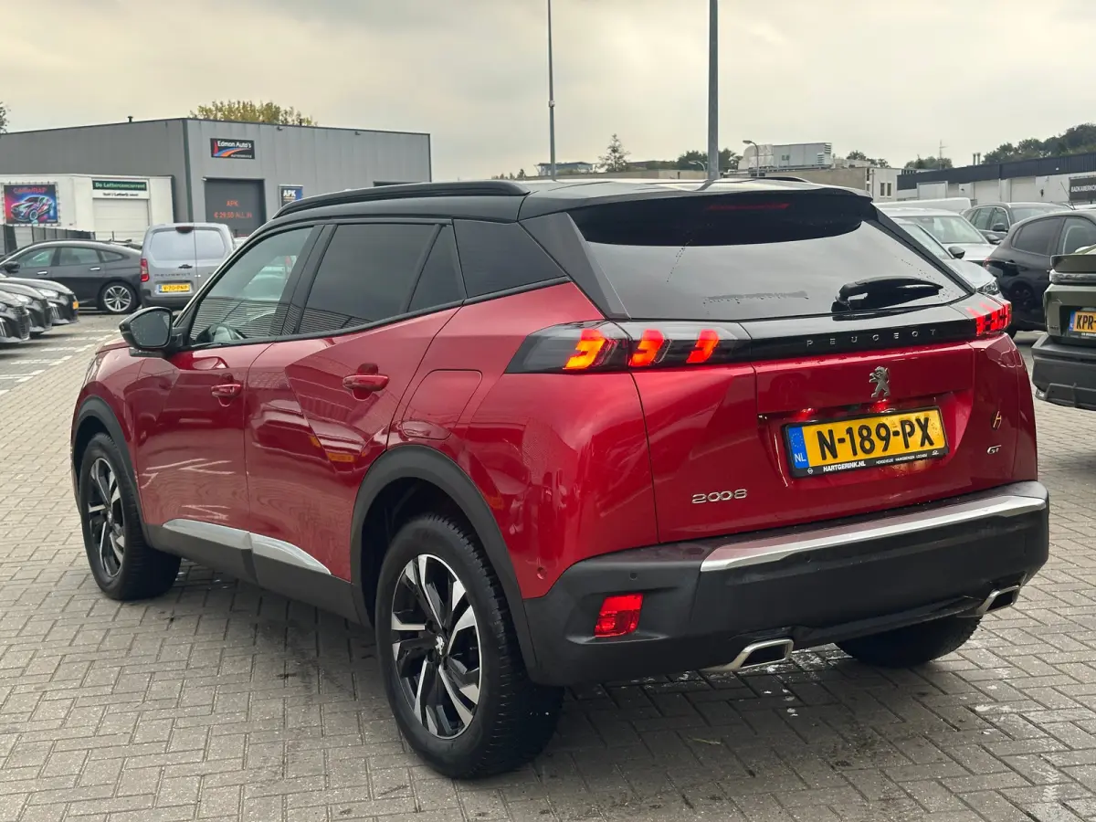1.2 PureTech GT Stoelverwarming | Camera | Parkeersensoren Rondom | Carplay | Digitaal Dashboard | Climate | Cruise | Achteruitrijcamera | Afwijkende dakkleur | Airco (automatisch)