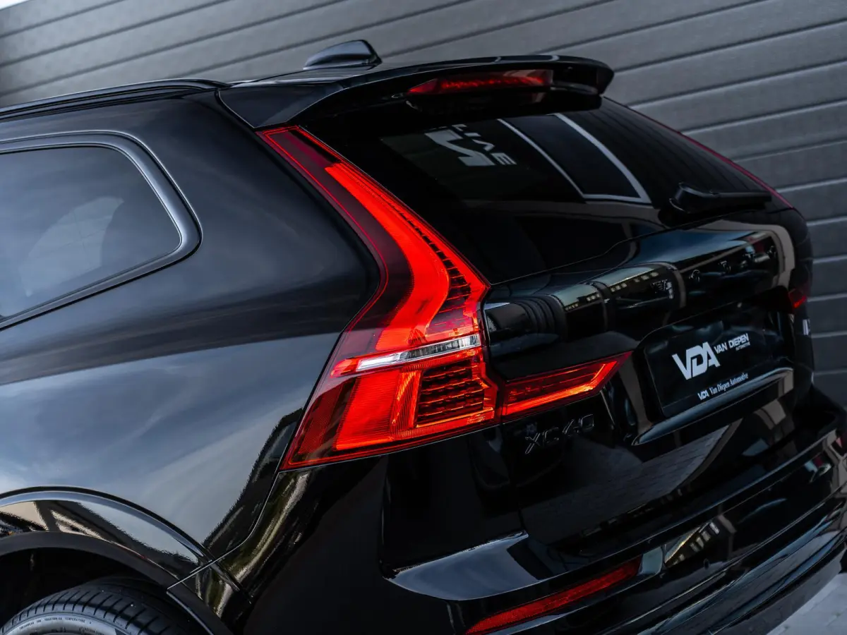 2.0 T6 Plug-in hybrid AWD Ultra Black Edition - R-Design l Pano l HUD l Memory