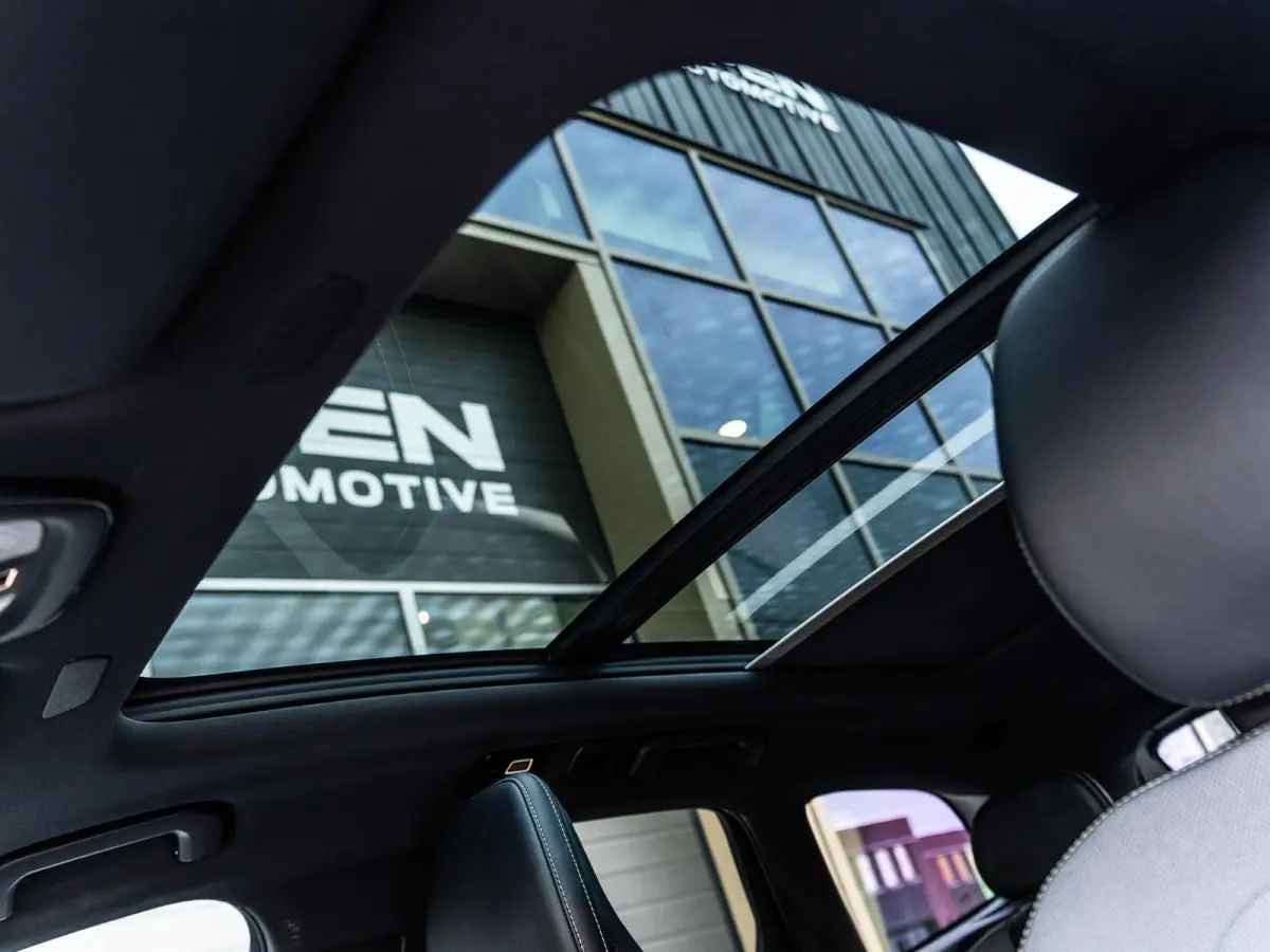 2.0 T6 Plug-in hybrid AWD Ultra Black Edition - R-Design l Pano l HUD l Memory